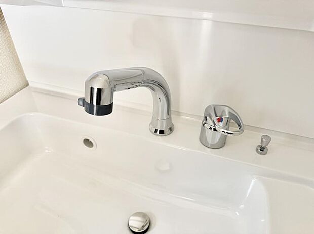 【ハンドシャワー付洗面台】■細かい部分まで洗いやすく便利なハンドシャワー付き