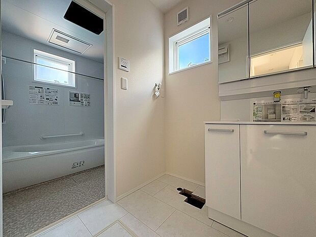 【洗面台・洗面所】■明るい洗面所は毎朝の歯磨きも楽しくできちゃいそうです♪