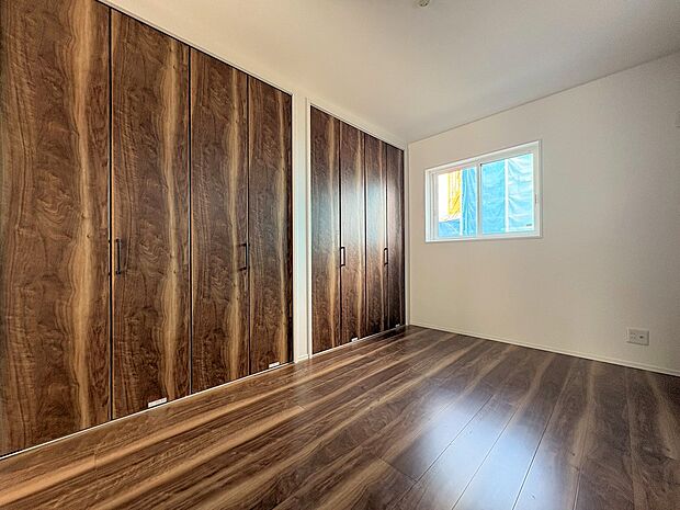 【リビング以外の居室】■落ち着いた色合いのお部屋で穏やかな時間を楽しめます