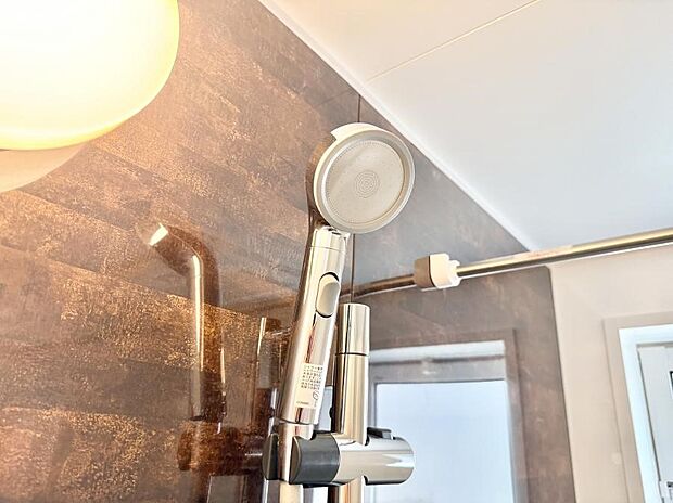 【止水シャワーヘッド】■手元で簡単に止水できるため、水の無駄遣いを減らすことができます。