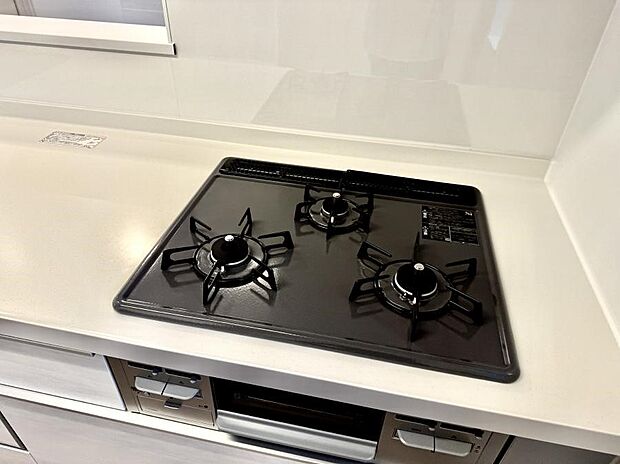 【3口ガスコンロ】■一度に多くの料理ができ便利で効率的