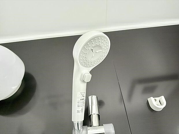 【止水シャワーヘッド】■わざわざシャワー水栓のレバーまで手を伸ばす必要がなく、簡単に止水できる