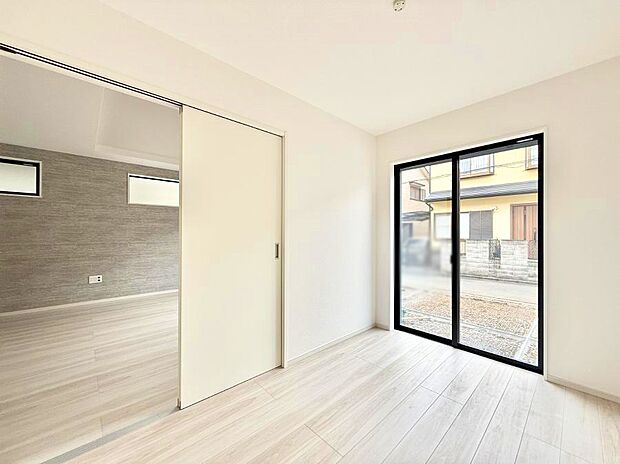 【リビング以外の居室】■落ち着いた色合いのお部屋で穏やかな時間を楽しめます