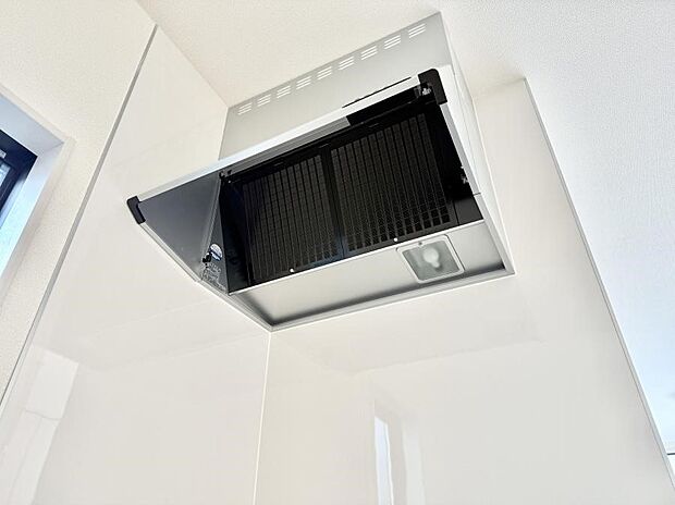 【レンジフード】■調理時の蒸気や匂いが換気扇に誘導され、効率的に排煙ができます。