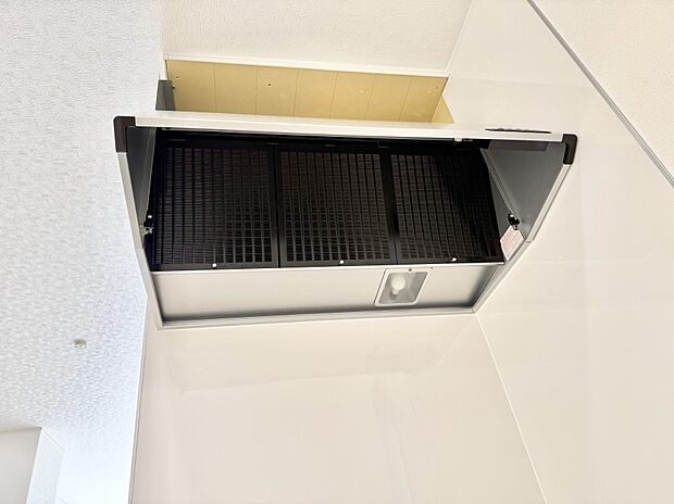 【レンジフード】■調理時の蒸気や匂いが換気扇に誘導され、効率的に排煙ができます。