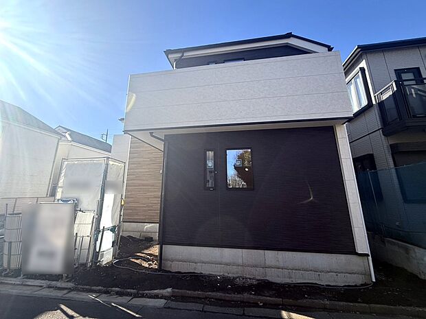 【現地外観写真】■暮らしを彩る充実した設備仕様が備わった住まい