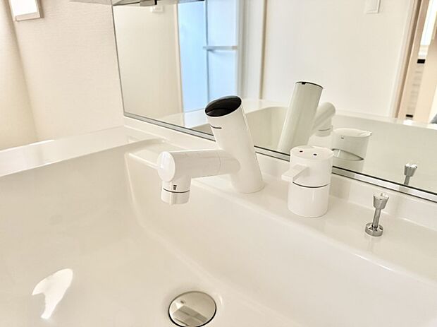 【ハンドシャワー付洗面台】■手洗いや顔を洗う時も快適に使える便利なシャワー