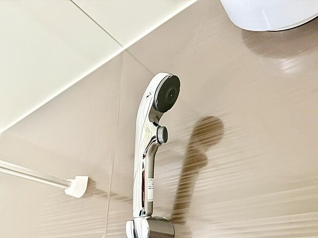 【止水シャワーヘッド】■手元で簡単に止水できるため、水の無駄遣いを減らすことができます。