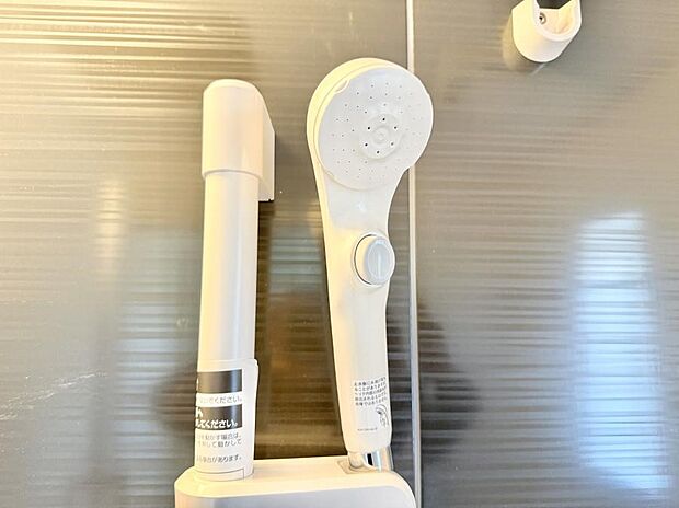 【止水シャワーヘッド】■手元で簡単に止水できるため、水の無駄遣いを減らすことができます。