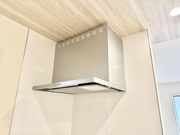 【レンジフード】■調理時の蒸気や匂いが換気扇に誘導され、効率的に排煙ができます。