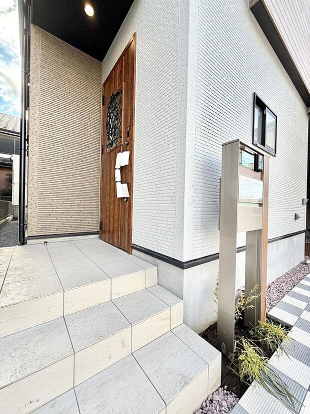 【玄関】■ 帰るたびにホッとする、安心感のある佇まい