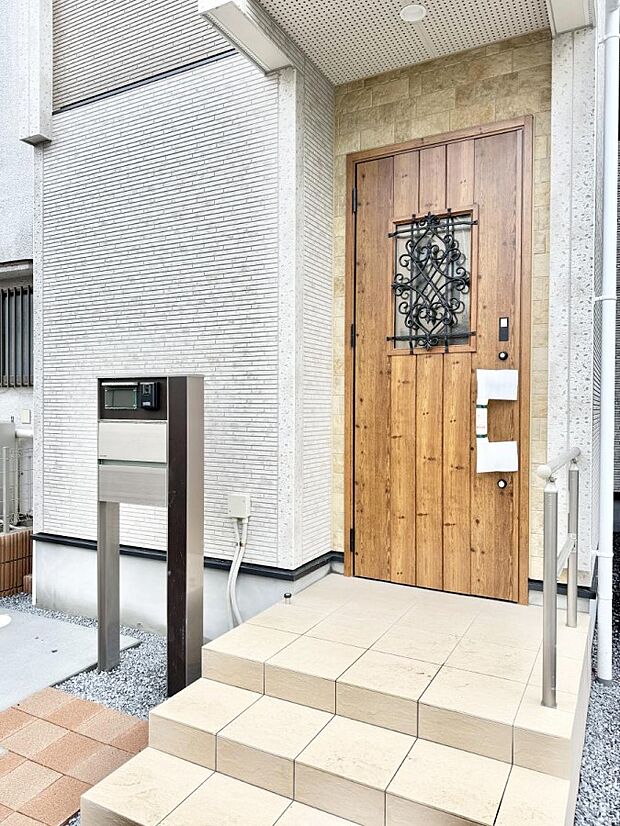 【玄関】■ 帰るたびにホッとする、安心感のある佇まい