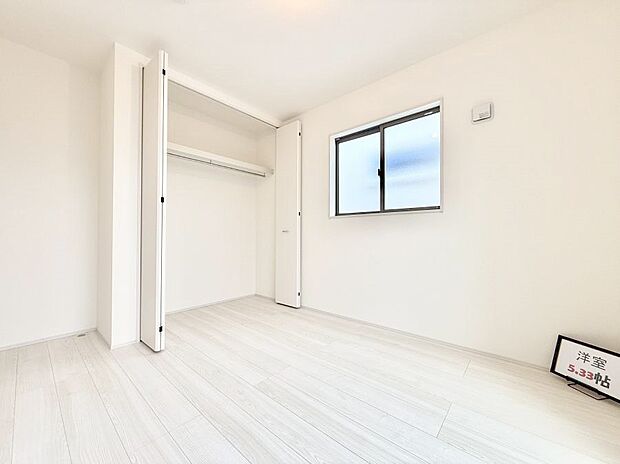 【リビング以外の居室】■落ち着いた色合いのお部屋で穏やかな時間を楽しめます