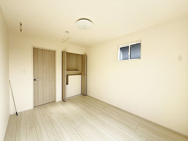 【リビング以外の居室】■落ち着いた色合いのお部屋で穏やかな時間を楽しめます