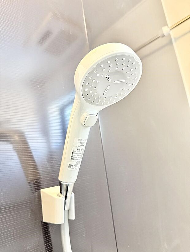 【止水シャワーヘッド】■手元で簡単に止水できるため、水の無駄遣いを減らすことができます。