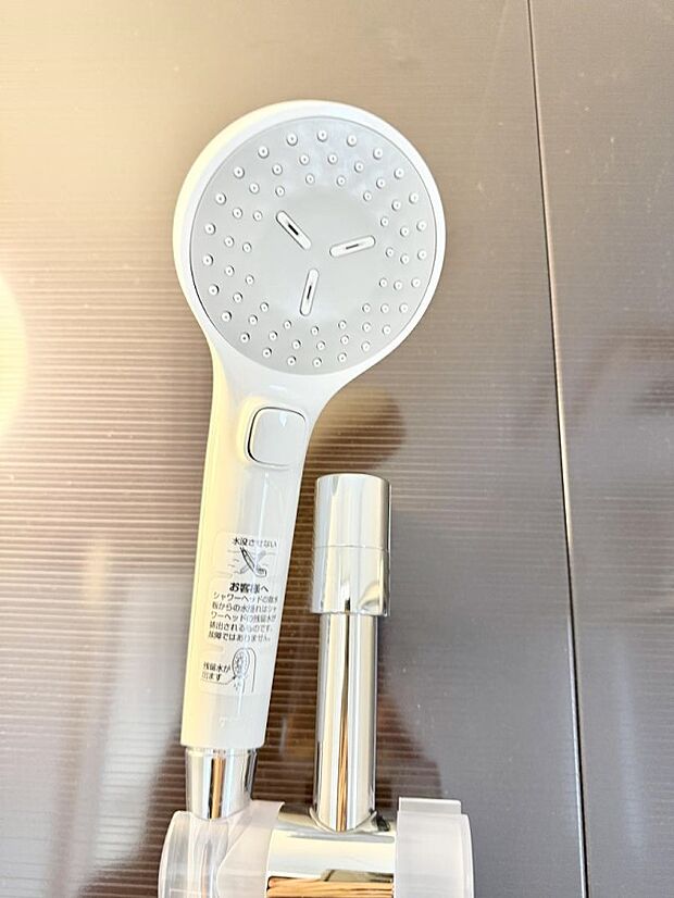 【止水シャワーヘッド】■手元で簡単に止水できるため、水の無駄遣いを減らすことができます。