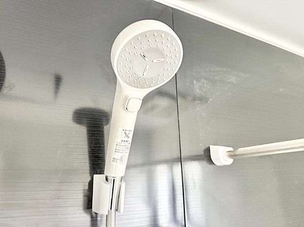 【止水シャワーヘッド】■手元で簡単に止水できるため、水の無駄遣いを減らすことができます。