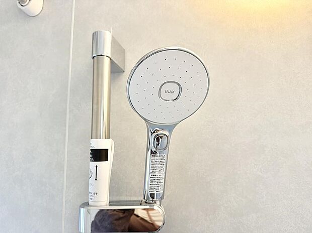 【止水シャワーヘッド】■手元で簡単に止水できるため、水の無駄遣いを減らすことができます。