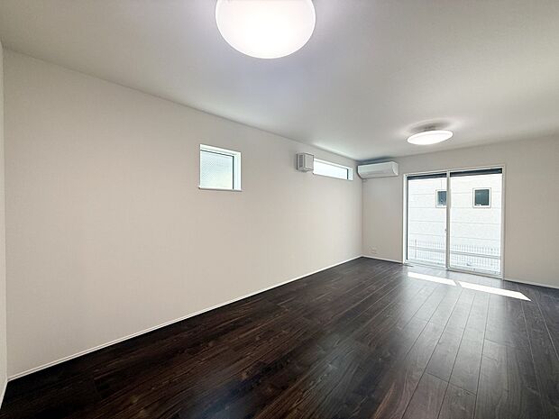 【リビング】■光と風を感じる、リラックスできる空間