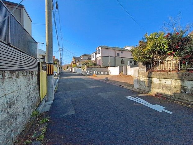 【前面道路含む現地写真】■家族とのお出かけが楽しくなる環境です