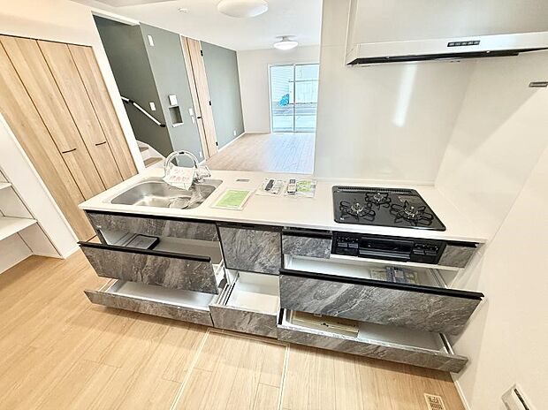 【キッチン】■家族の絆を深める、温もりのあるキッチン