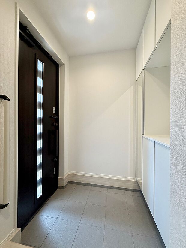 【玄関】■家族をやさしく迎える、シンプルで機能的な玄関空間