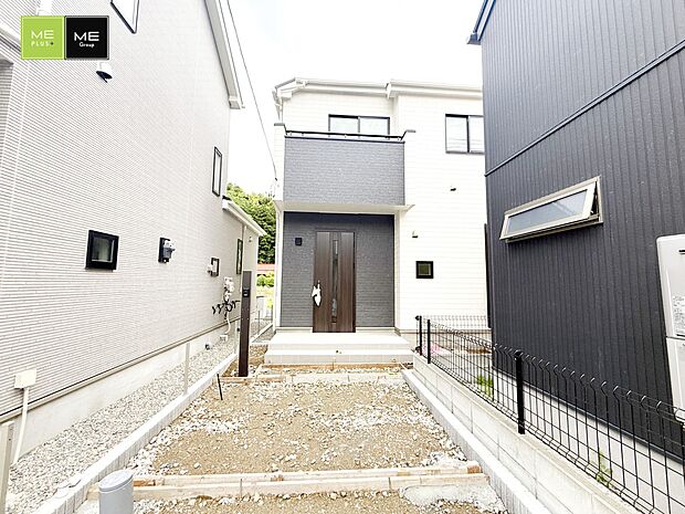【現地外観写真】A号棟 ■家族の笑顔があふれる、心安らぐ住まいです