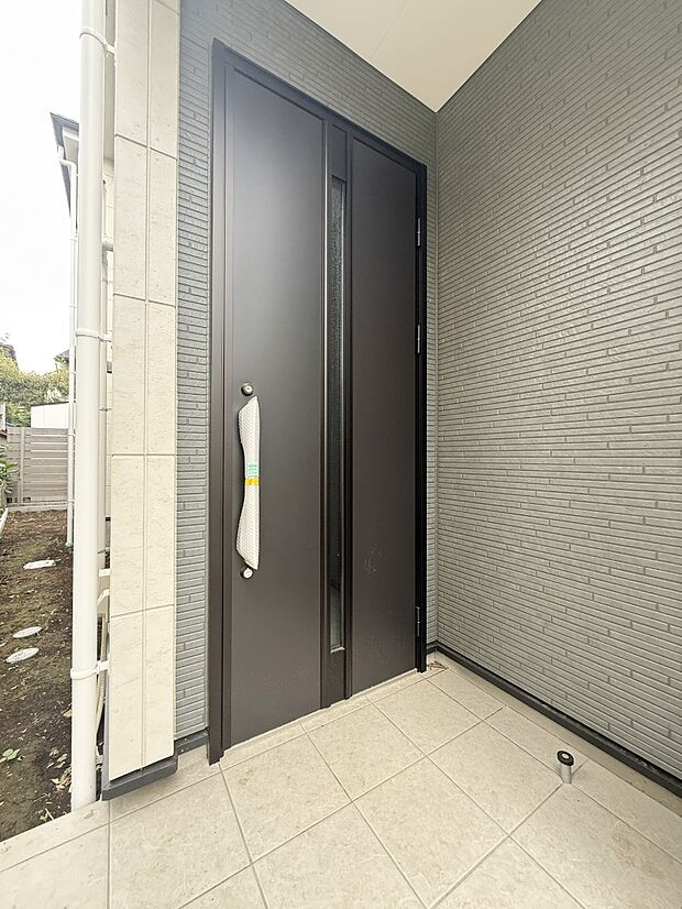 【玄関】1号棟  ■ 心地よい暮らしへとつながる、温かい玄関