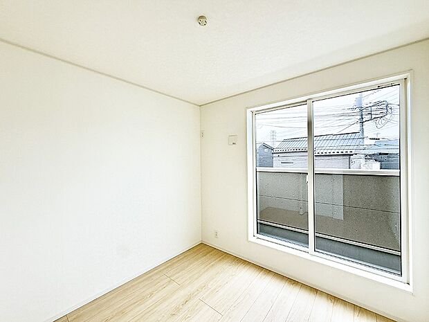 【寝室】2号棟  ■窓の配置や通気性の良い設計で部屋の空気がこもらず、常に新鮮な空気が流れます