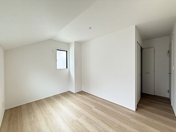 【リビング以外の居室】2号棟 ■落ち着いた雰囲気のお部屋で心が安らぐ空間