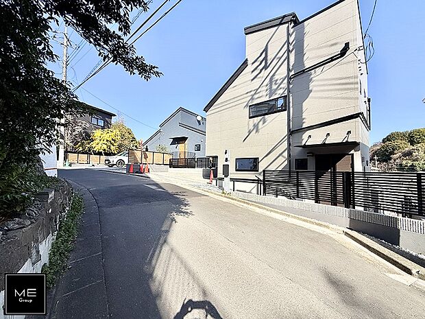 【前面道路含む現地写真】■優雅なラインが、毎日を引き立てます