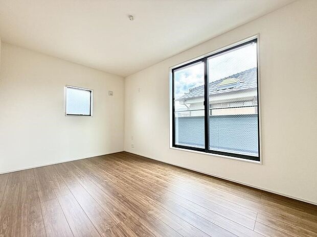 【リビング以外の居室】1号棟  ■落ち着いた色合いのお部屋で穏やかな時間を楽しめます