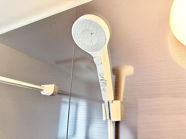 【止水シャワーヘッド】■手元で簡単に止水できるため、水の無駄遣いを減らすことができます。