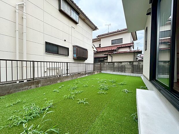 【庭】A号棟  ■暮らしに潤いを与える、緑が取り入れられた住まいです