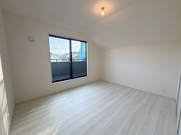 【リビング以外の居室】1号棟 ■落ち着いた色合いのお部屋で穏やかな時間を楽しめます