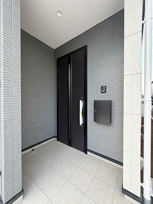【玄関】1号棟  ■ シンプルで美しく、住まいの第一印象を彩る玄関です