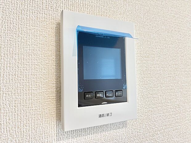 【モニタ付きインターフォン】■訪問者を確認できて安心感が増します
