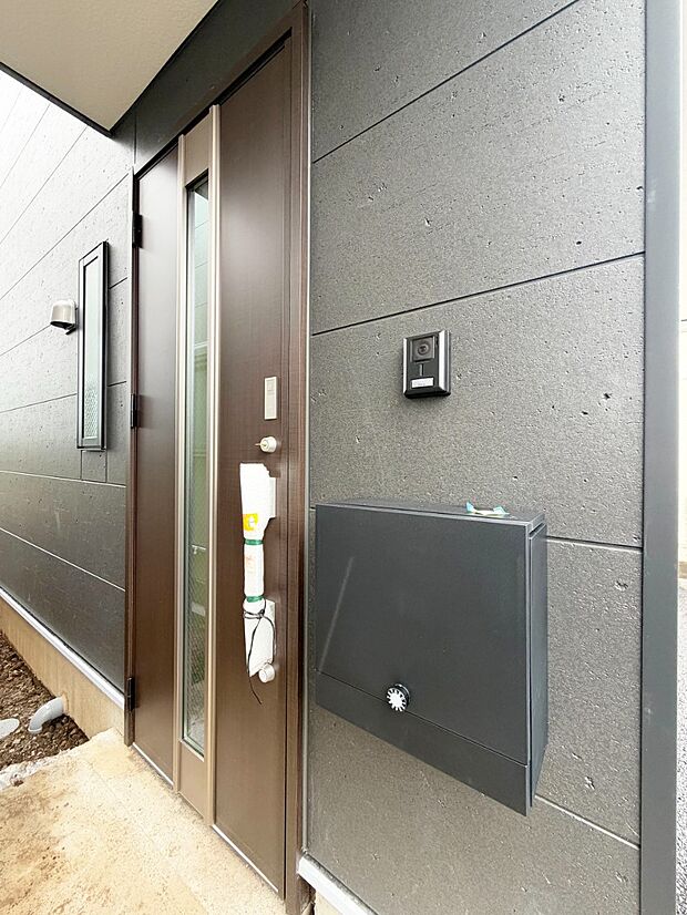 【玄関】2号棟 ■ 帰るたびにホッとする、安心感のある佇まい