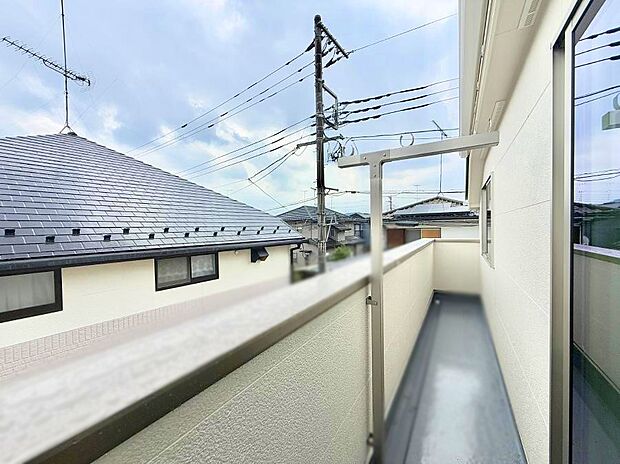 【バルコニー】1号棟 ■ 季節の移ろいを感じられる開放的な空間です