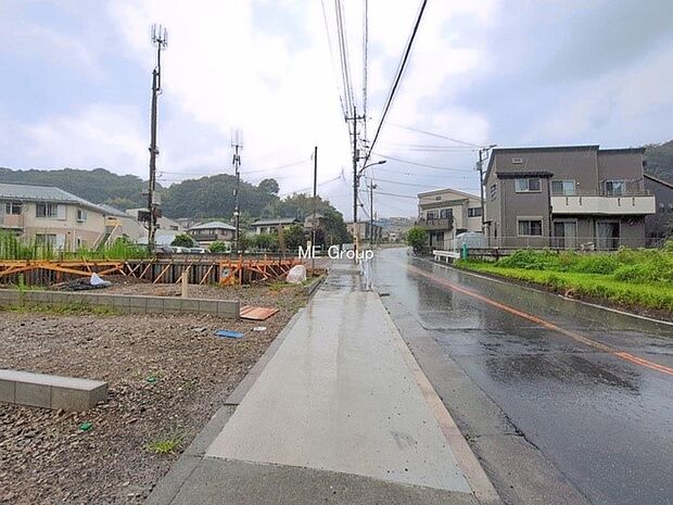 【前面道路含む現地写真】■家族とのお出かけが楽しくなる環境です
