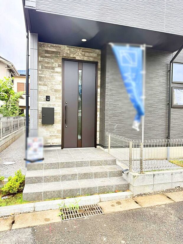 【玄関】2号棟 ■ 帰るたびにホッとする、安心感のある佇まい