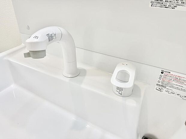 【ハンドシャワー付洗面台】■細かい部分まで洗いやすく便利なハンドシャワー付き