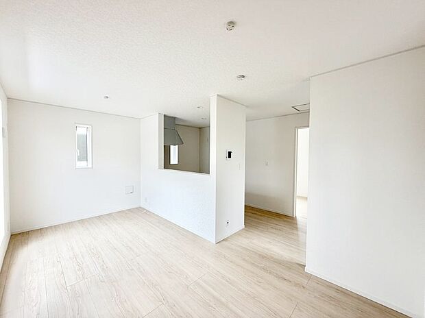 【リビング】4号棟  ■くつろぎと笑顔が集まる、心温まるリビング