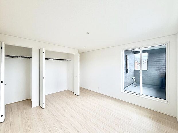 【リビング以外の居室】1号棟 ■落ち着いた色合いのお部屋で穏やかな時間を楽しめます