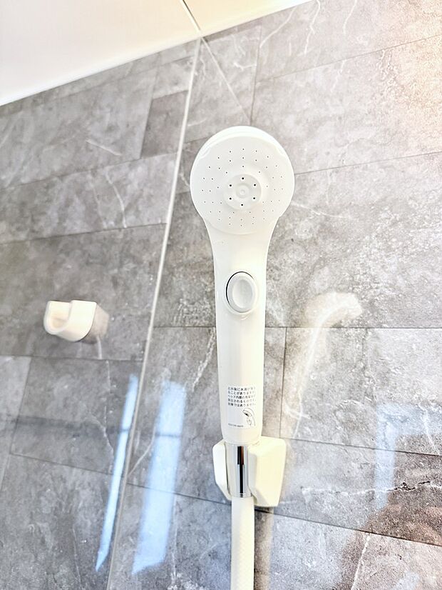 【止水シャワーヘッド】■手元で簡単に止水できるため、水の無駄遣いを減らすことができます。