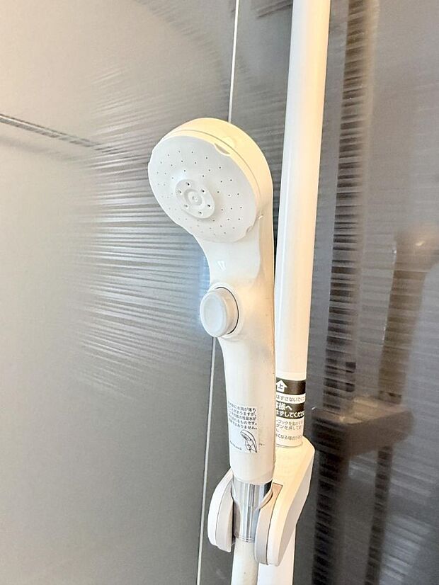 【止水シャワーヘッド】■手元で簡単に止水できるため、水の無駄遣いを減らすことができます。
