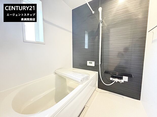 【バス】シンプルなデザインのバスルームです。窓があり明るさも感じられます。壁面のコントラストが印象的です。清潔感のある空間です。ゆったりとしたバスタブが特徴です。