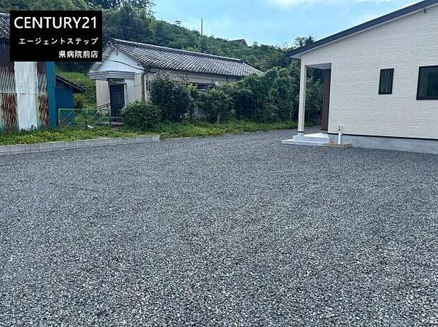 【駐車場】広々とした敷地の駐車場です。ゆとりあるスペースで車の出し入れもスムーズです。敷地が整備されていてお手入れも簡単です。住まいのすぐ近くで便利にご利用いただけます。