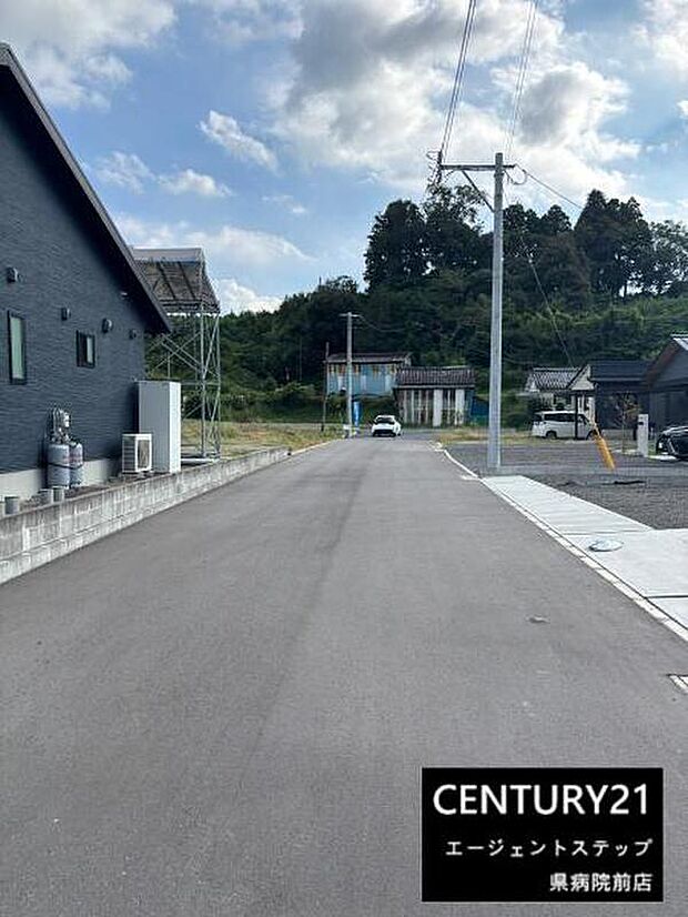 【前面道路】整備された前面道路がしっかりと確保されておりアクセスが良好です。周囲は静かな環境で落ち着いた雰囲気が感じられます。建物やインフラがきちんと整っているのが印象的です。
