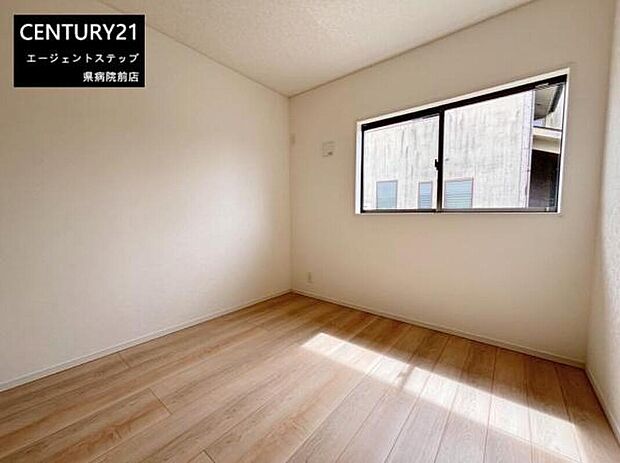 【子供部屋】明るい光が差し込む子供部屋です。シンプルな内装で家具のレイアウトが自由に楽しめます。フローリング仕上げでお手入れも簡単です。落ち着いた雰囲気が魅力的なお部屋です。